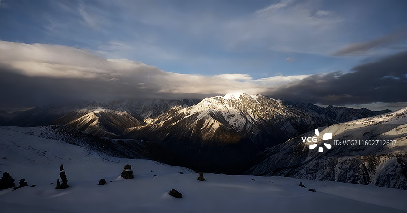 甘孜川西垭口雪山 云海 光影 玛尼堆 高清摄影图片素材