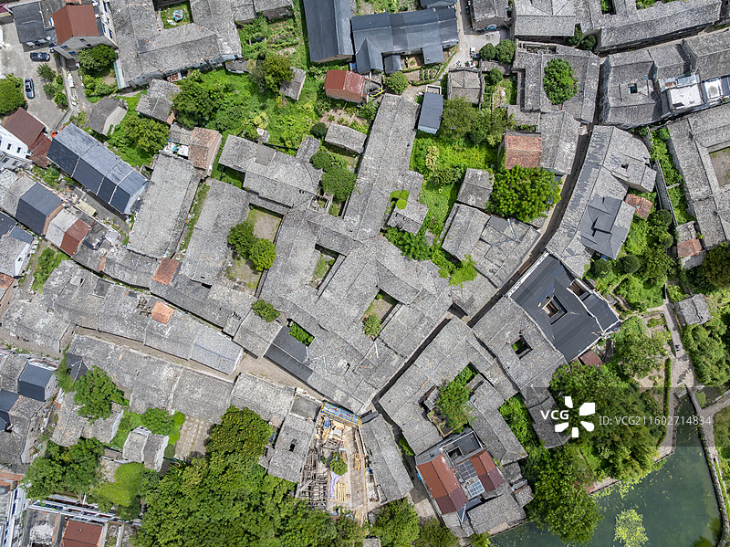 仙居皤滩古镇俯瞰，传统建筑错落有致，水乡风貌与自然景观和谐共生。图片素材