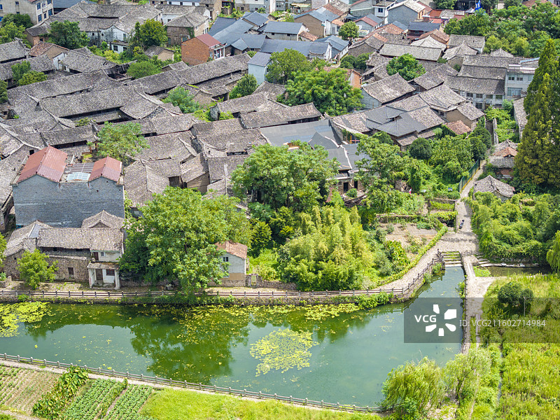 仙居皤滩古镇全景，传统建筑密集，水道蜿蜒，展现江南水乡独特风貌。图片素材