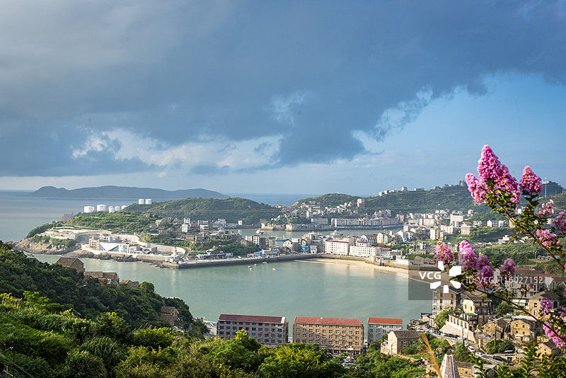 从温岭石塘对戒观景平台俯瞰，海滨城镇、海岛与大海构成迷人画卷。图片素材
