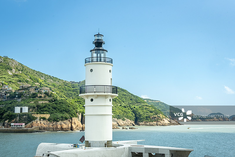 温岭石塘金沙滩灯塔矗立海滨，山海环绕，构成一幅迷人的自然画卷。图片素材