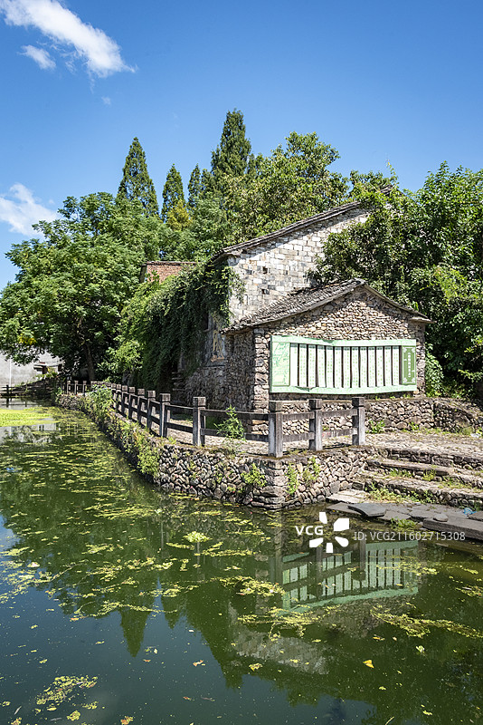 台州仙居皤滩古镇，石屋依水而建，绿植环绕，倒影映水，尽显古朴之美。图片素材
