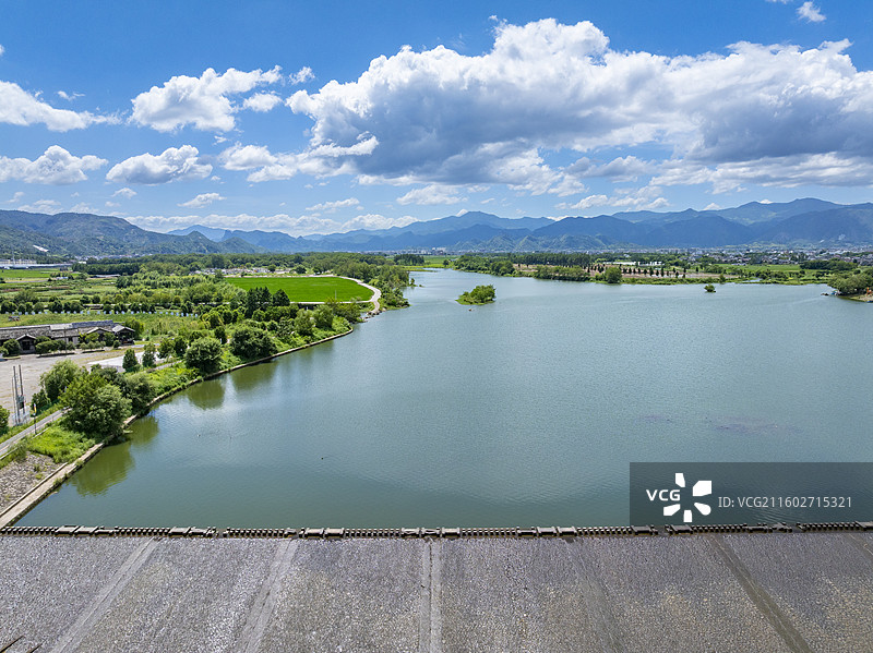 仙居皤滩古镇畔，湖泊碧绿，山脉连绵，蓝天白云下，自然与人文景观相映成趣。图片素材