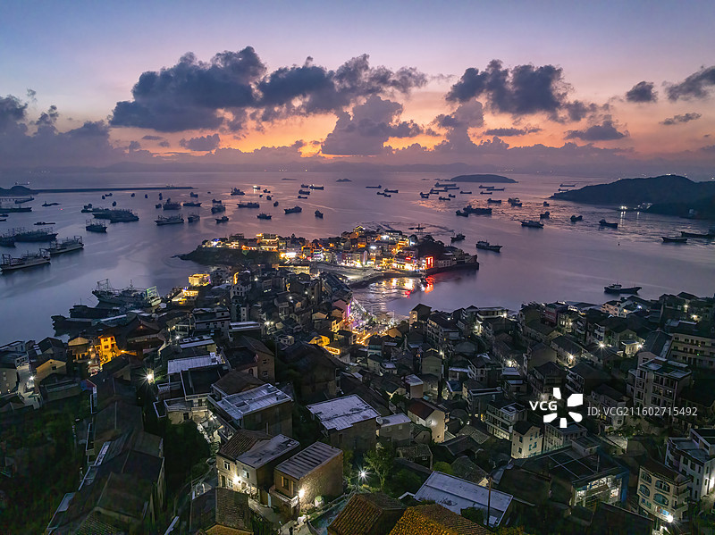 温岭石塘小箬村麒麟山，海岛日落，晚霞满天，渔船点缀，展现海滨小镇独特风光。图片素材