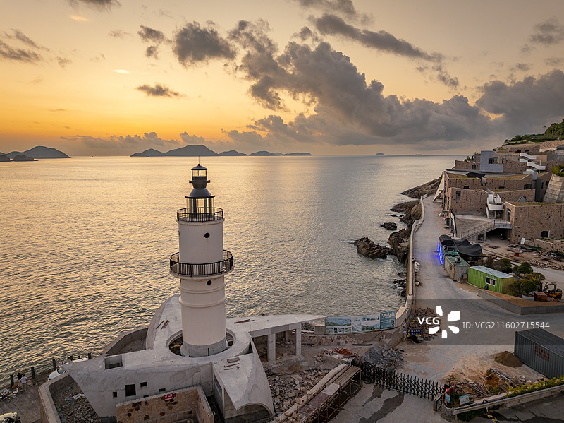 温岭石塘金沙滩灯塔，日出朝霞映海，展现海岛小镇宁静与美丽。图片素材