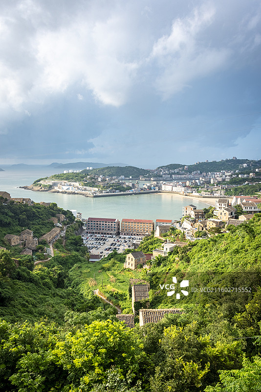 从对戒观景平台俯瞰，温岭石塘海滨小镇与大海、山峦构成绝美画卷。图片素材