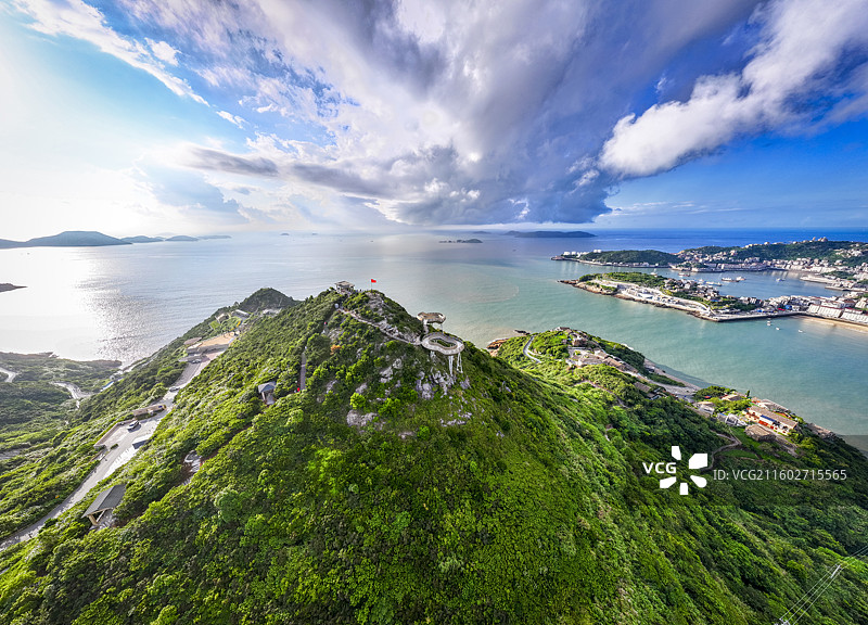 台州温岭石塘海岛全景，金沙滩灯塔地标显著，山海城镇风光迷人。图片素材
