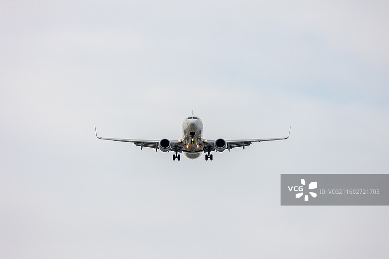 深圳机场上空正在降落的民航客机图片素材