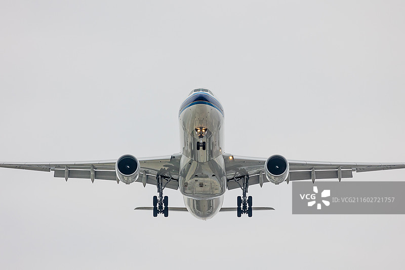 深圳机场上空正在降落的民航客机图片素材