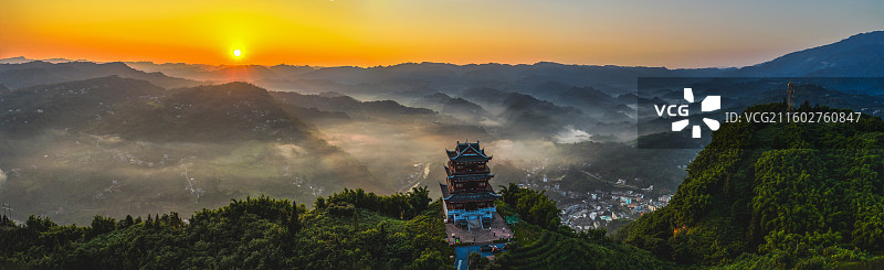 观云阁观日出——四川省 宜宾市 屏山县 龙华镇图片素材