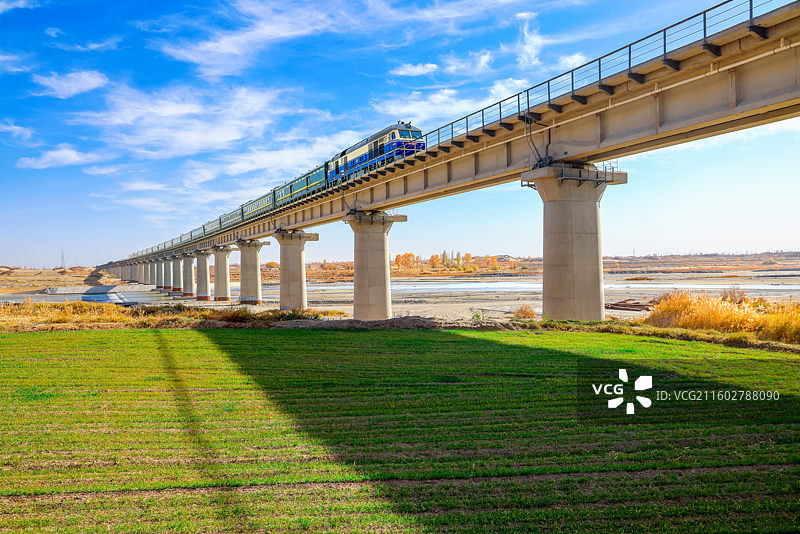 铁龙跨沙漠，天路连绿洲！图片素材