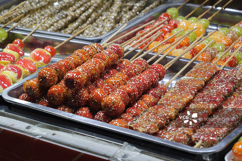 中国传统街头小吃，冰糖葫芦，使用多种水果串串，包裹一层糖衣图片素材