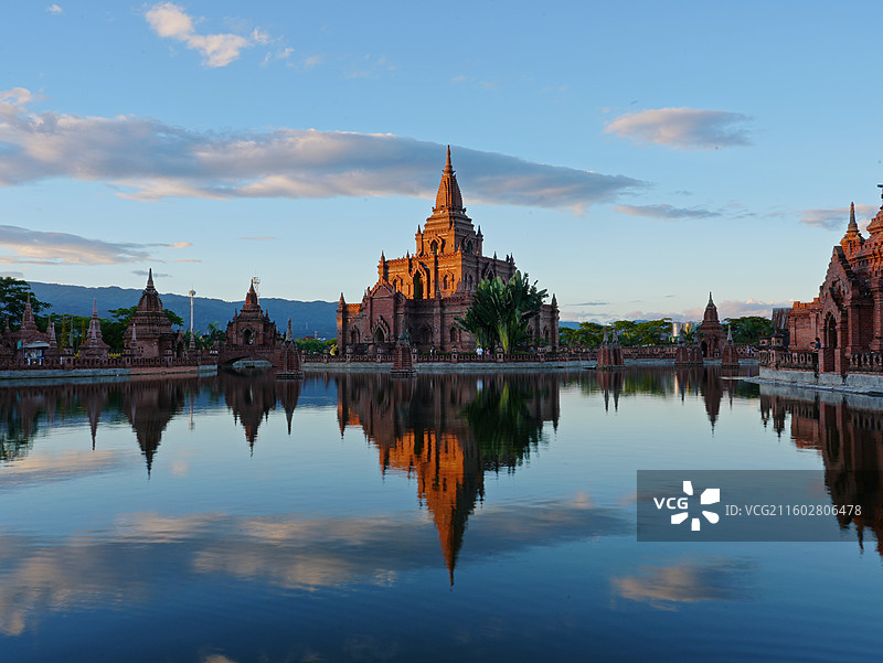湖畔古建夕阳下的壮美景观倒影一寨两国图片素材