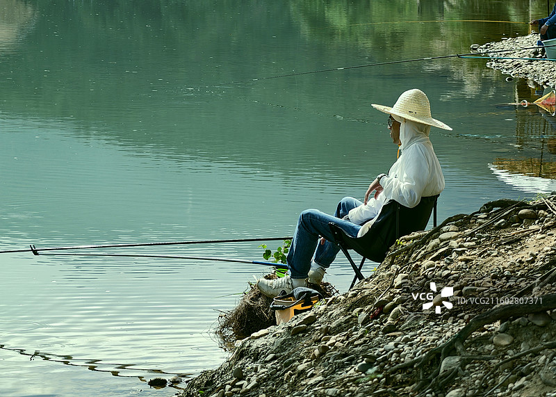 草帽哥钓鱼愿者上钩图片素材
