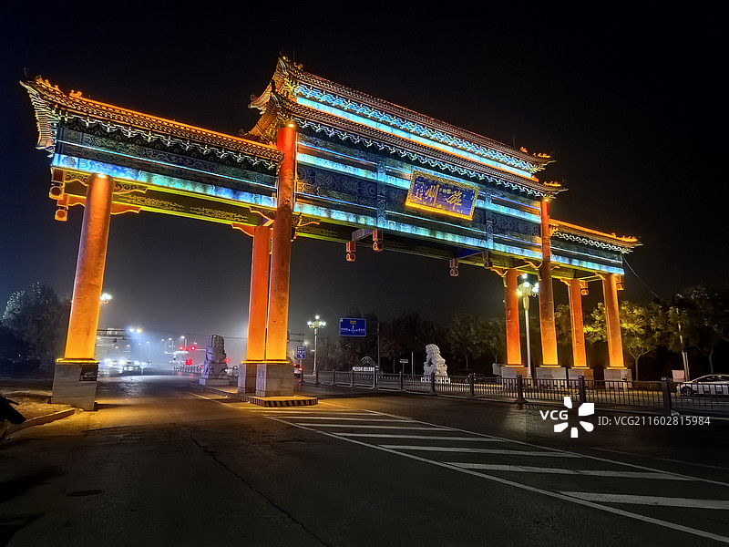 十里长街华灯靓，九重霓虹映云裳 琼楼玉树瑶台境，金碧辉煌耀殿光 漫步园林寻美景，徜徉云阁丹桂香图片素材