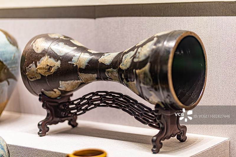 北京故宫博物院武英殿陶瓷馆藏藏唐鲁山窑黑釉蓝斑腰鼓图片素材