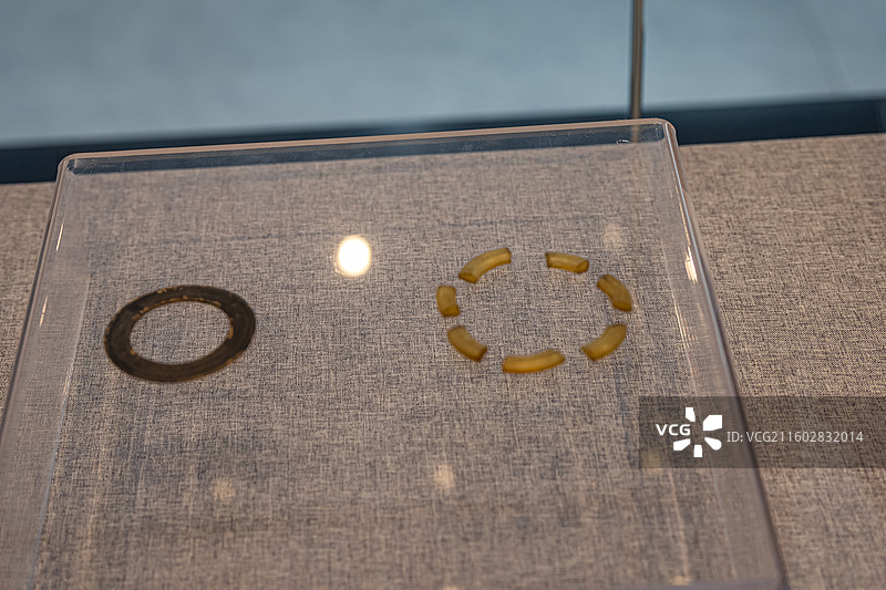 秦始皇三十年 骨环 玛瑙环 睡虎地墓地11号墓出土 云梦县博物馆图片素材