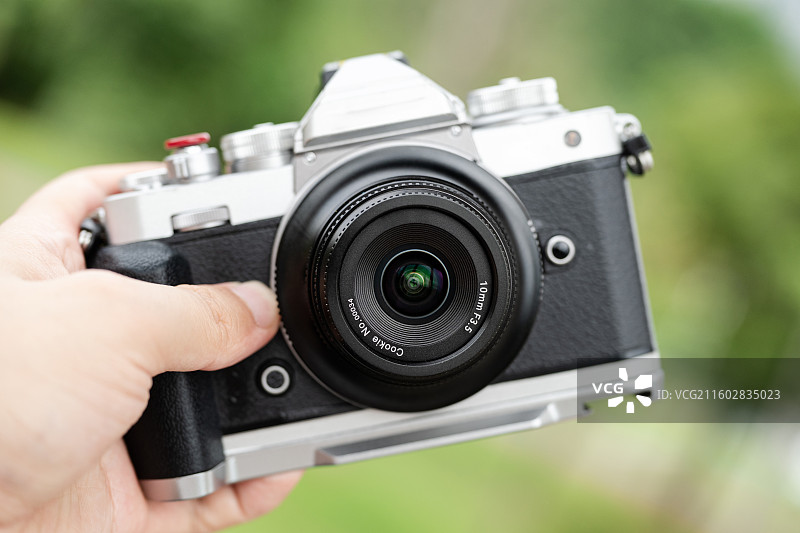 手持复古相机图片素材