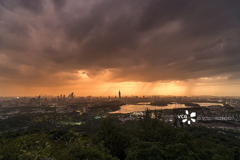 南京天文台大石头拍主城区下雨图片素材