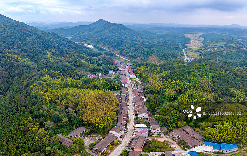 江西抚州金溪县和美山村，群山环绕，宜居宜业，风景宜人，农文旅融合发展，促进乡村振兴。图片素材