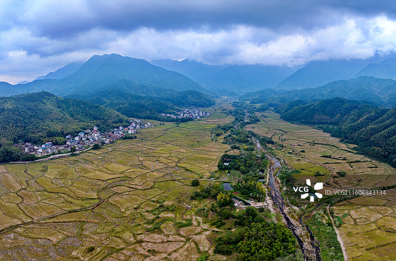 江西抚州金溪县和美山村，群山环绕，宜居宜业，风景宜人，农文旅融合发展，促进乡村振兴。图片素材