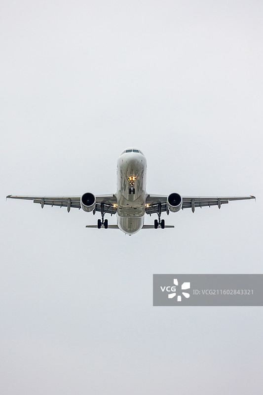 机场半空中客机降落中图片素材