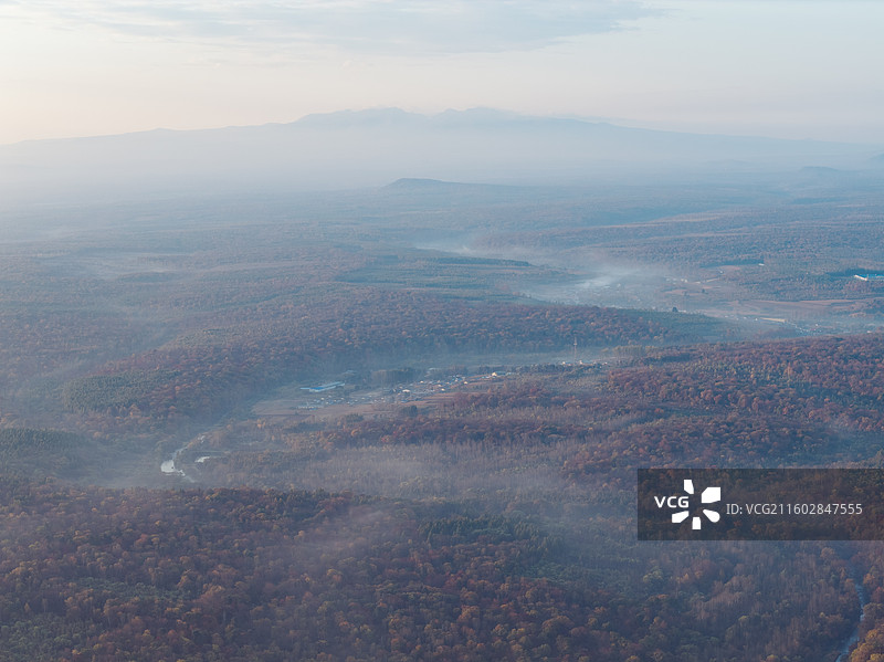 吉林省白山市抚松县二道白河森林与长白山图片素材