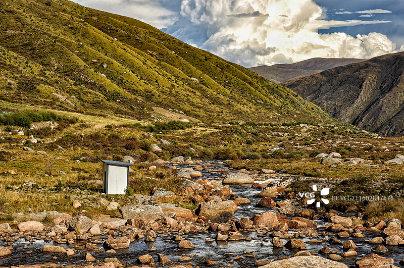莲宝叶则，河流和石滩图片素材