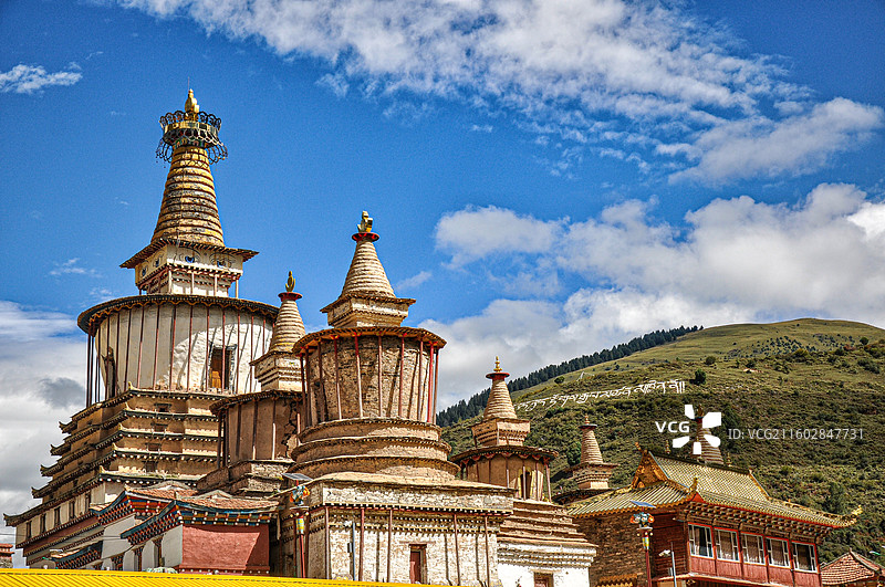 蓝天下，棒托寺佛塔林远景图片素材