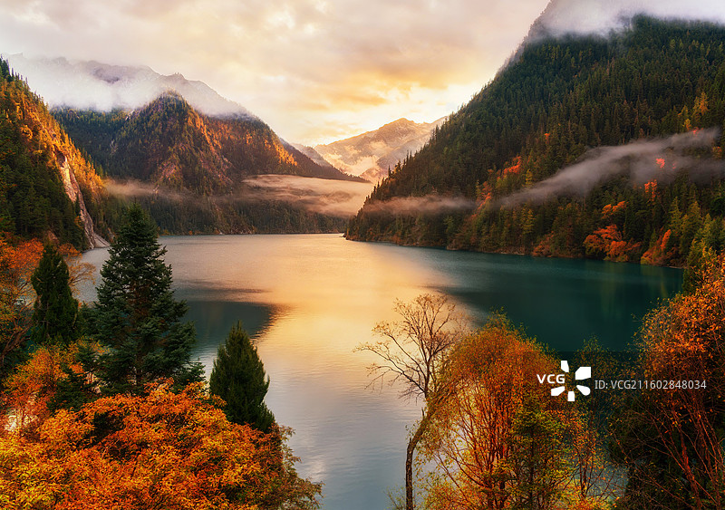 中国四川省阿坝州九寨沟景区长海秋季风光图片素材