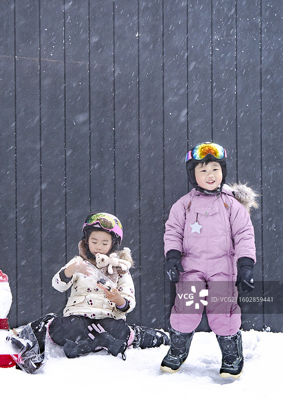 童年伙伴一起在雪地上堆圣诞雪人图片素材