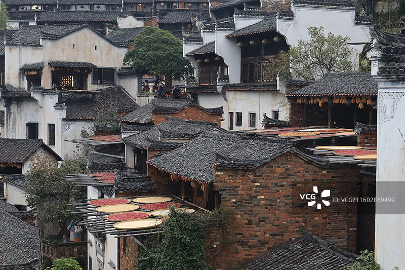 青山环绕古村落，绿水映照白墙间图片素材