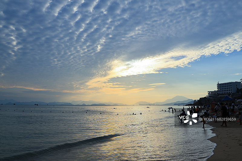 深圳官湖沙滩海边，乳状云，海山，游船，盐田港，蓝天白云，天空，蓝色，港口，海阔天空图片素材