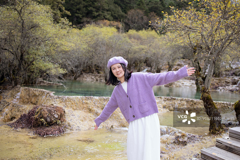 在阿坝州黄龙旅行的女子图片素材