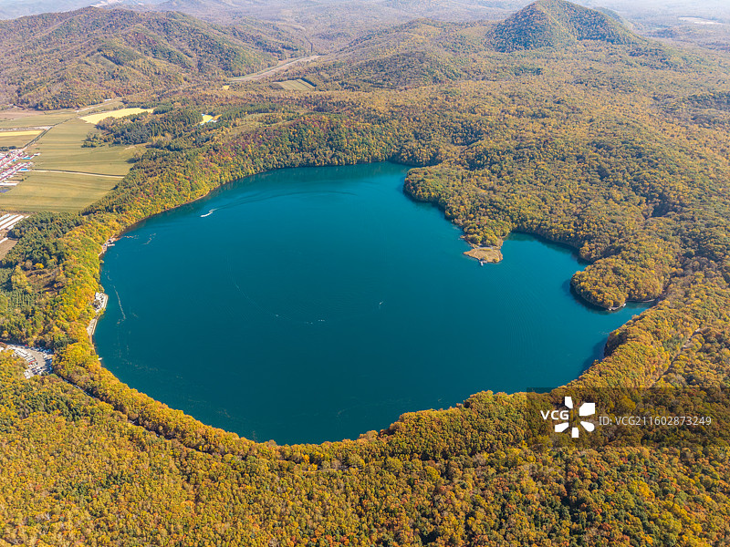 亚洲中国吉林省通化市辉南县金川镇龙湾群国家森林公园、大龙湾火山口湖（玛珥湖）秋季高视角航拍图图片素材
