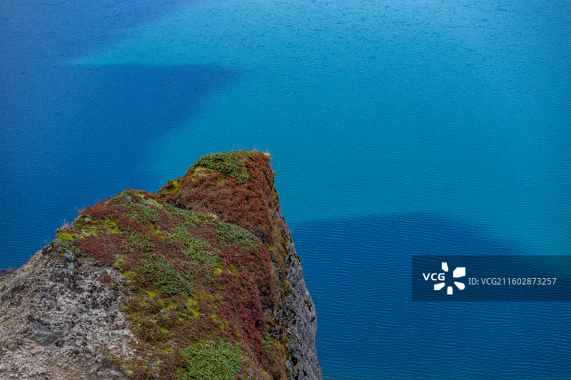 中国吉林省延边朝鲜族自治州安图县二道白河镇-长白山国家级自然保护区与长白山天池火山岩石秋季长焦特写图片素材