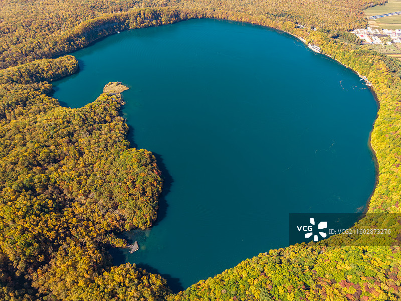 亚洲中国吉林省通化市辉南县金川镇龙湾群国家森林公园、大龙湾火山口湖（玛珥湖）秋季高视角航拍图图片素材