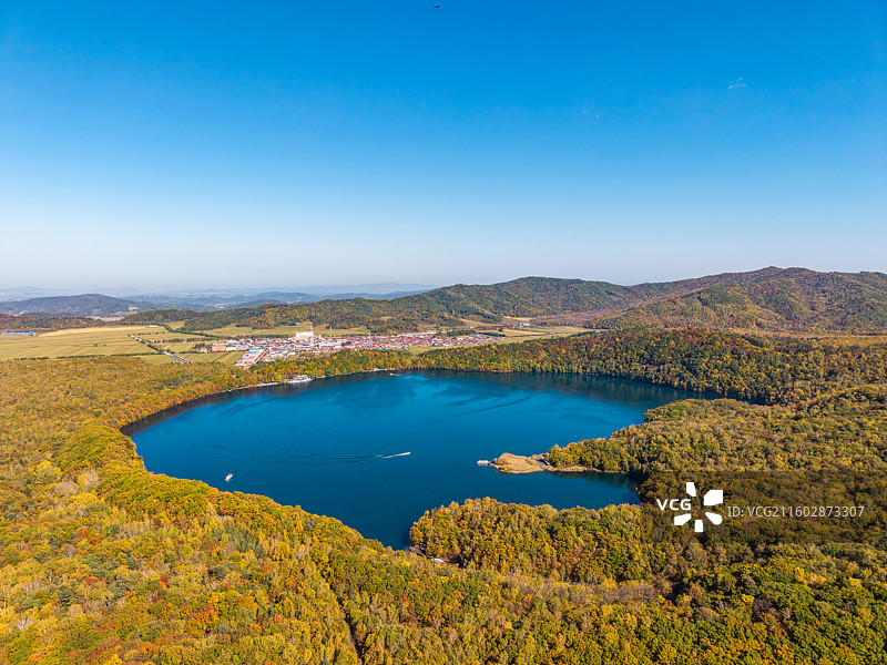 亚洲中国吉林省通化市辉南县金川镇龙湾群国家森林公园、大龙湾火山口湖（玛珥湖）秋季高视角航拍图图片素材