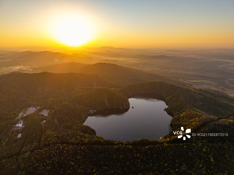中国吉林省通化市辉南县龙湾群吉林龙湾景区三角龙湾火山堰塞湖秋季日落时分高视角航拍图图片素材