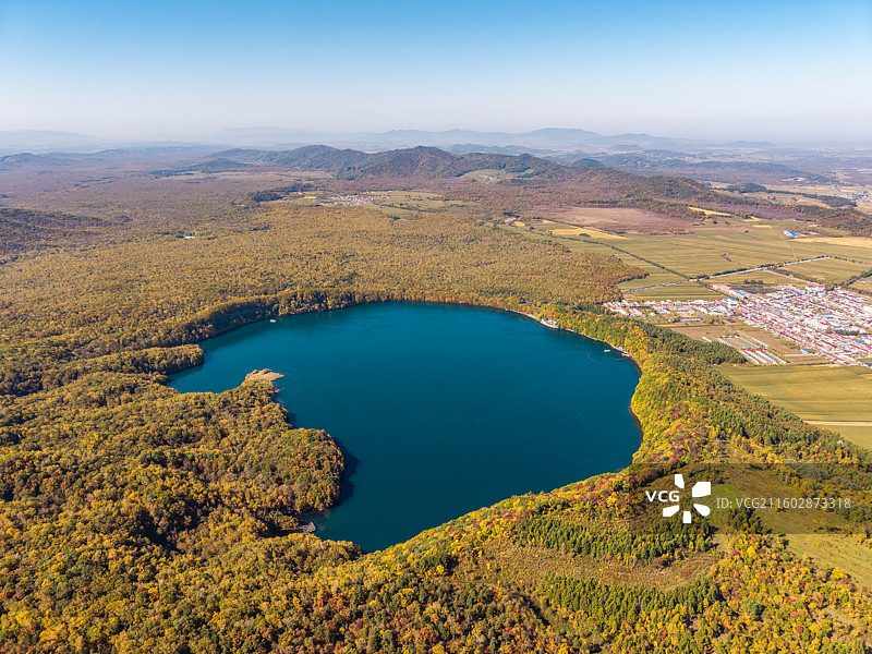亚洲中国吉林省通化市辉南县金川镇龙湾群国家森林公园、大龙湾火山口湖（玛珥湖）秋季高视角航拍图图片素材