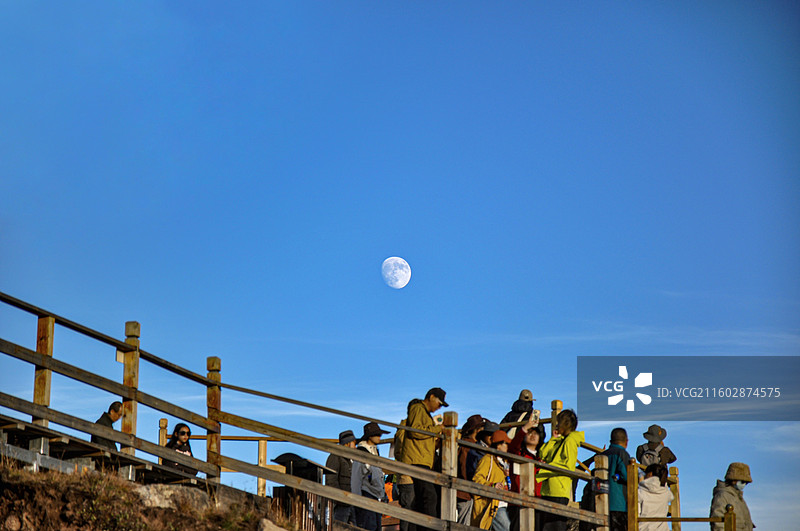 莲宝叶则，傍晚月下的游客图片素材