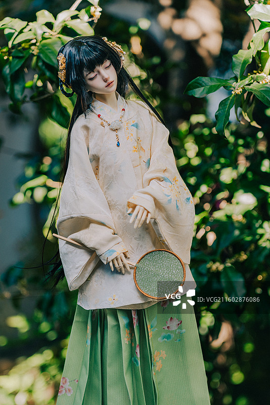 桂花树前汉服少女木偶特写图片素材
