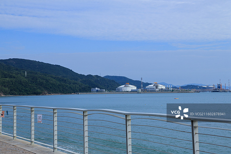 深圳官湖沙滩海边，乳状云，海山，游船，盐田港，蓝天白云，天空，蓝色，港口，海阔天空图片素材