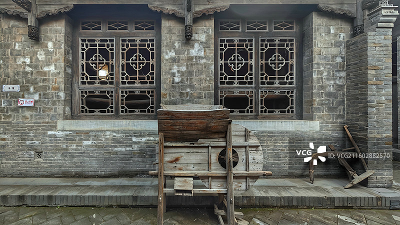 太原古县城《满江红》拍摄基地是五进式传统院落，保留电影道具与场景，可租古装沉浸式体验，是网红打卡地。图片素材