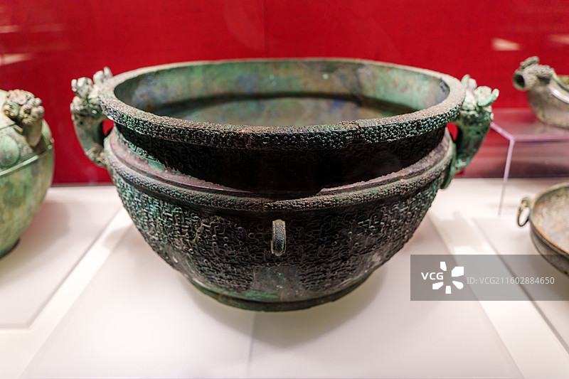 郑州市河南博物院藏的春秋时期“青铜浴缶”，1978年出土于河南淅川下寺楚墓图片素材