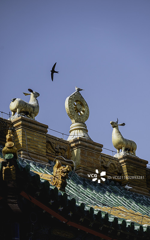 席力图召 | 蓝色天空与寺庙宫殿屋顶图片素材