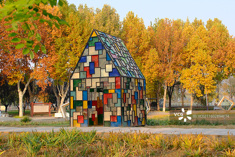 石家庄植物园森林里的小房子。七彩小屋。五颜六色五彩缤纷色彩艳丽拼图色块园林景观设计图片素材