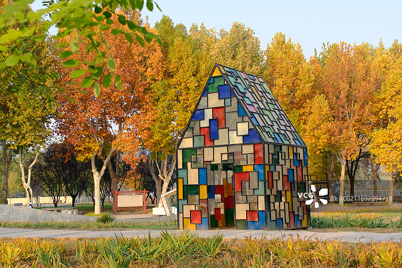 石家庄植物园森林里的小房子。七彩小屋。五颜六色五彩缤纷色彩艳丽拼图色块园林景观设计图片素材