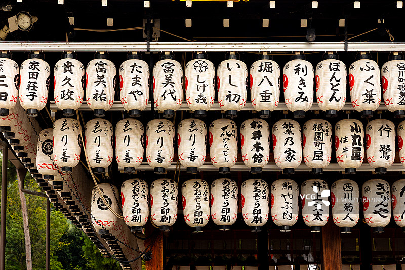 京都八坂神社：舞殿上密集的白色奉纳灯笼图片素材