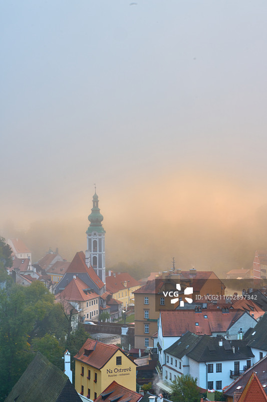 晨雾笼罩下的欧洲小镇全景图片素材